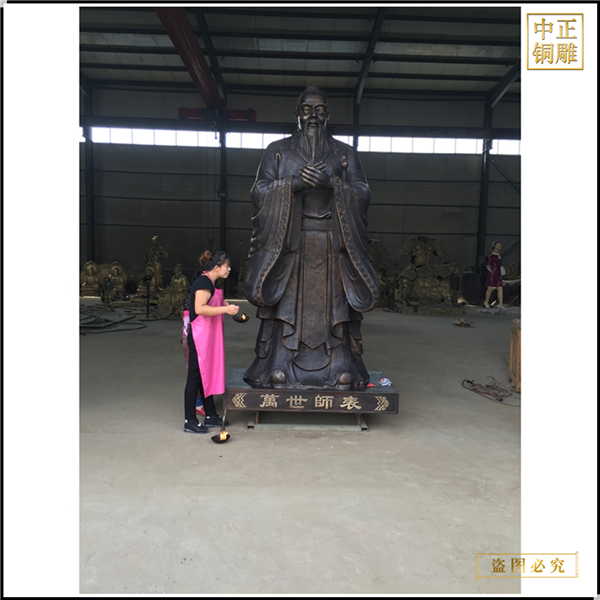 1.學(xué)?？鬃咏虒W(xué)雕塑.jpg